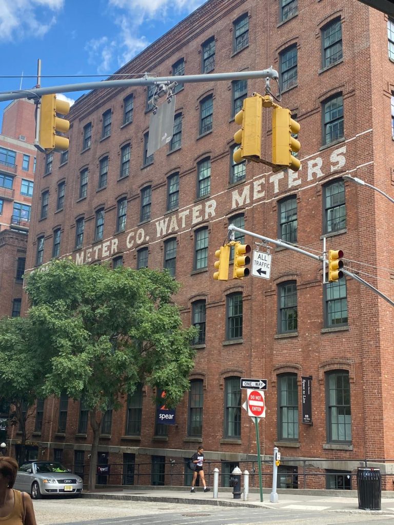 Strada di Dumbo con un semaforo e un edificio, catturando l'essenza della vita metropolitana