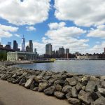 Il ponte di Brooklyn si erge maestoso, mentre lo skyline della città si staglia contro il cielo, un panorama affascinante.