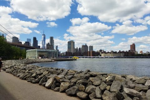 Il ponte di Brooklyn si erge maestoso, mentre lo skyline della città si staglia contro il cielo, un panorama affascinante.