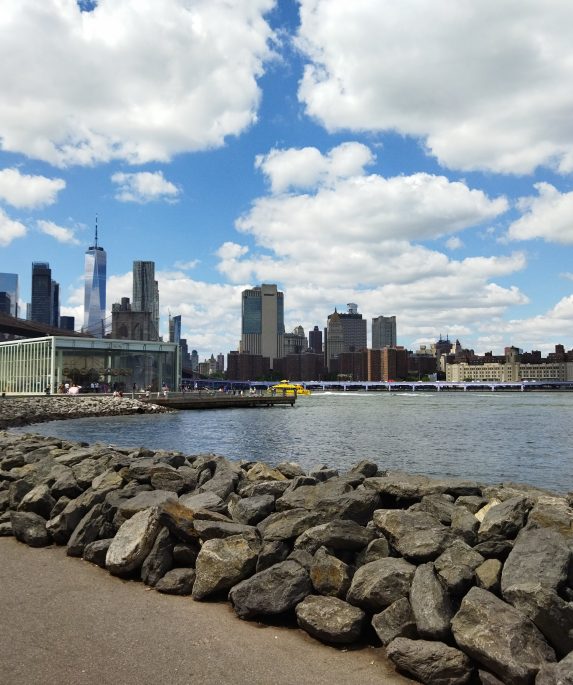 Il ponte di Brooklyn si erge maestoso, mentre lo skyline della città si staglia contro il cielo, un panorama affascinante.