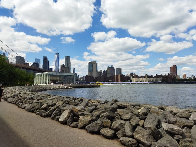 Il ponte di Brooklyn si erge maestoso, mentre lo skyline della città si staglia contro il cielo, un panorama affascinante.