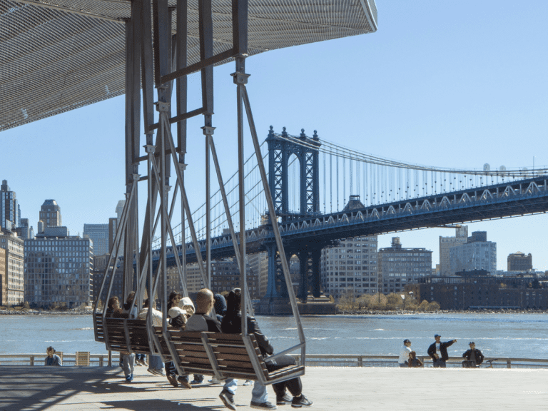 Pier 35 New York: le altalene giganti con vista sull’East River